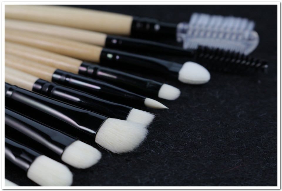 Professional Makeup Wood Brushes Set 18 Pcs with Case